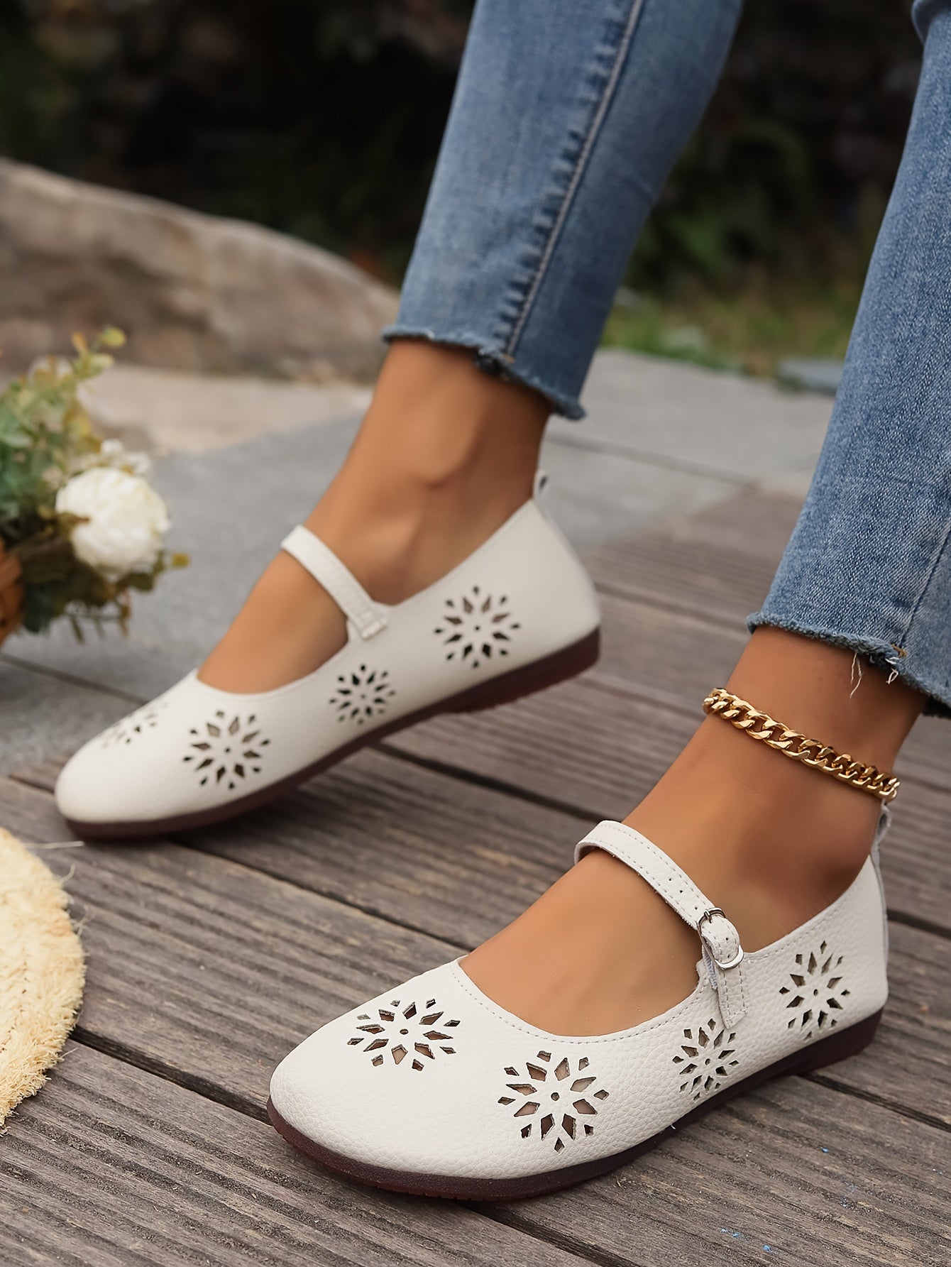 Women's Retro Soft Leather Hollow Flats