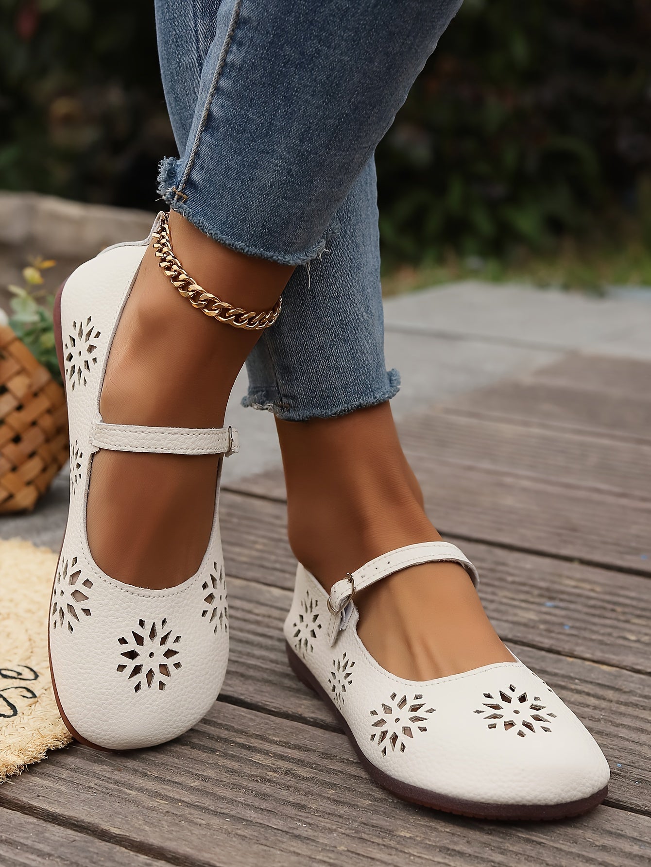 Women's Retro Soft Leather Hollow Flats