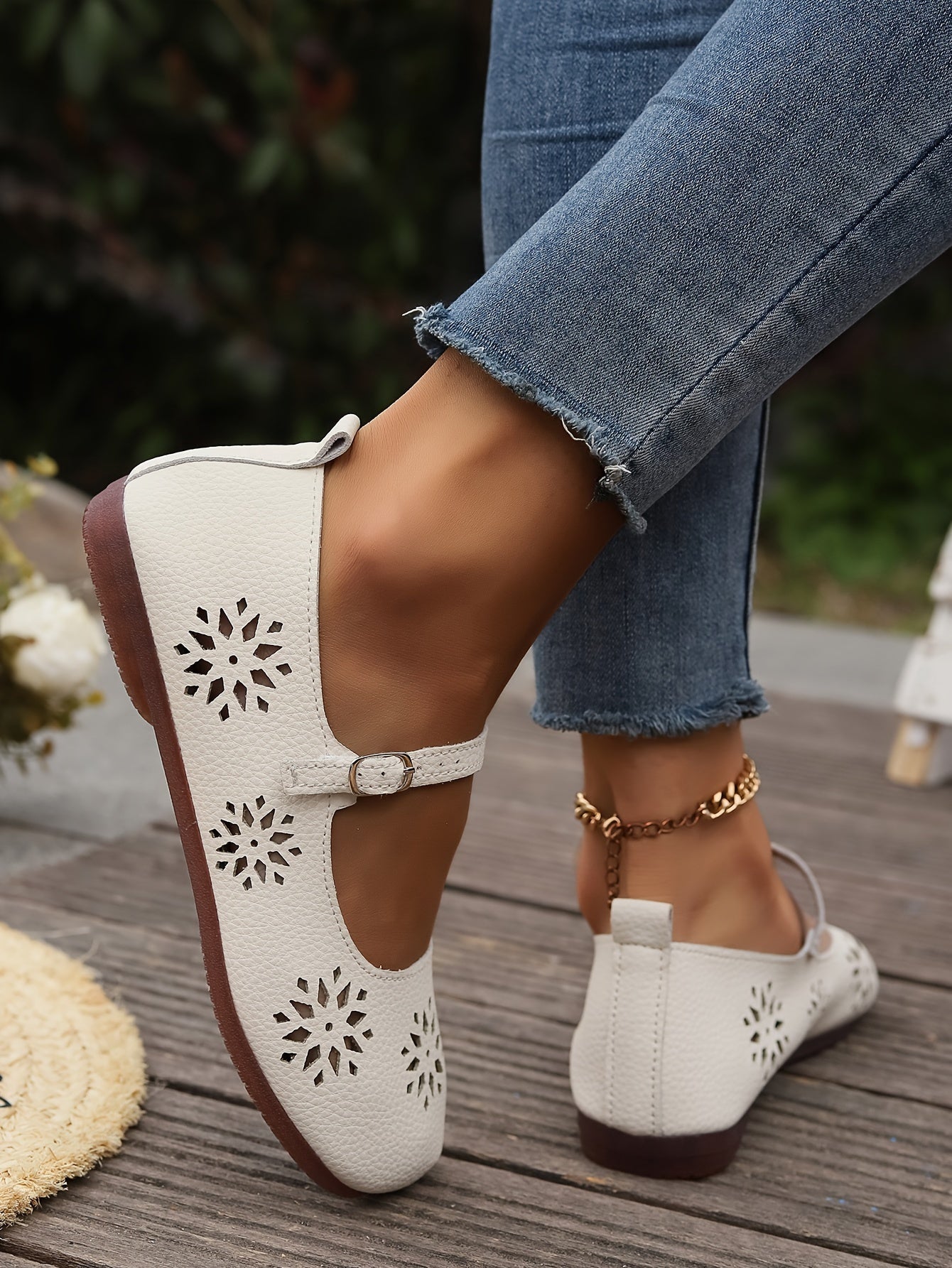 Women's Retro Soft Leather Hollow Flats