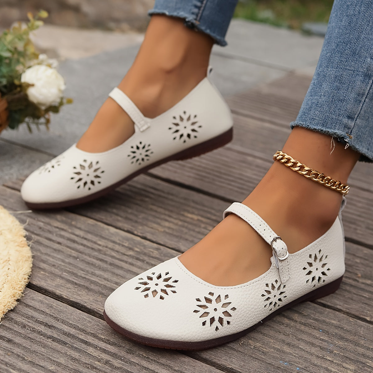 Women's Retro Soft Leather Hollow Flats